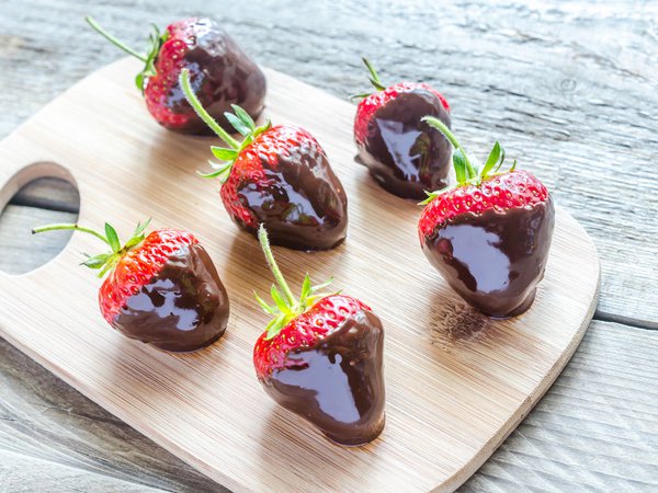 fresh-strawberries-covered-with-dark-chocolate.jpg